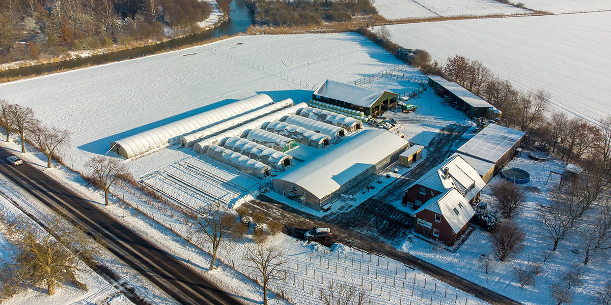 Winterliche Drohnenaufnahme unseres Hofs